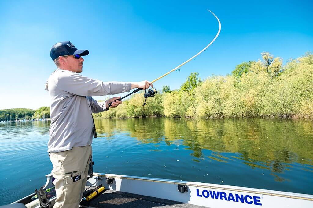 Angelguide Robin Grompe auf Boot beim angeln am See